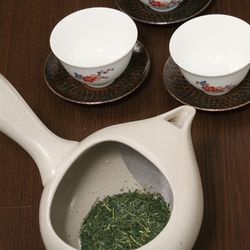 二、急須に茶葉を入れる